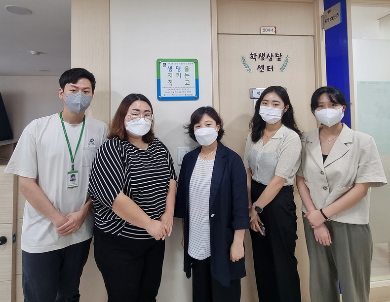 ‘생명사랑 교육기관’ 현판식 후 관계자들이 기념 촬영을 하고 있다.<br>
