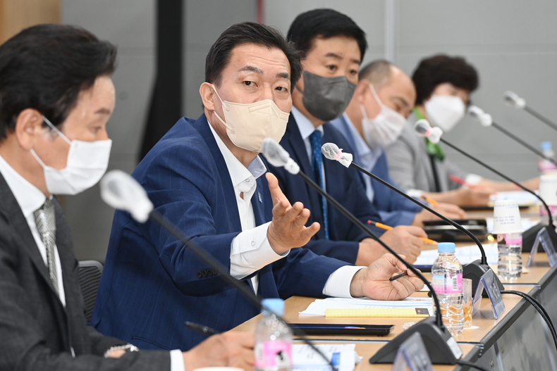 이재준 시장이 회의에서 인사말을 하고 있다.