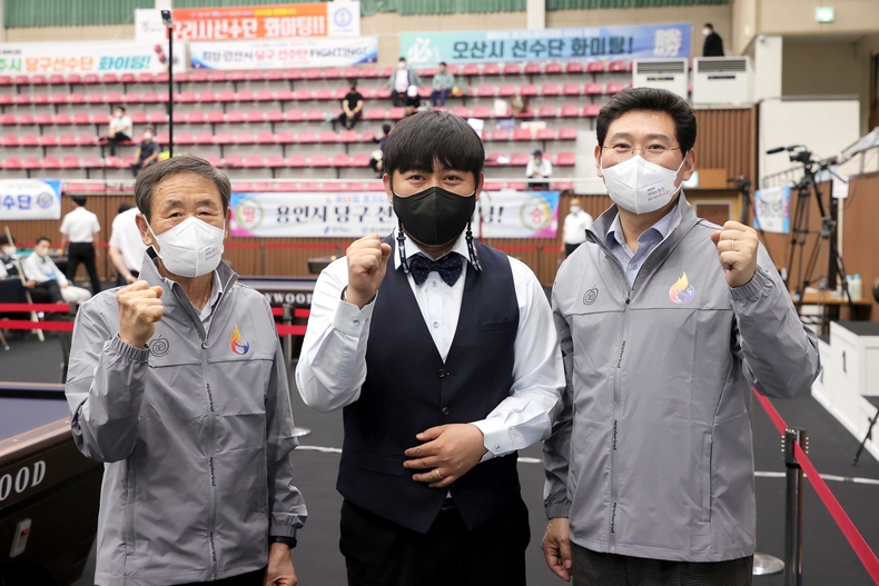 이상일 용인특례시장이 지난 10일 당구 종목 출전 선수들을 찾아 격려한 뒤 조효상 용인특례시체육회장, 김동준 선수와 기념촬영을 하고 있다.