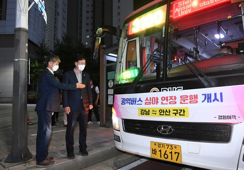 이민근 안산시장이 12일 광역버스 심야연장운행에 앞서 안전점검을 하고 있다.