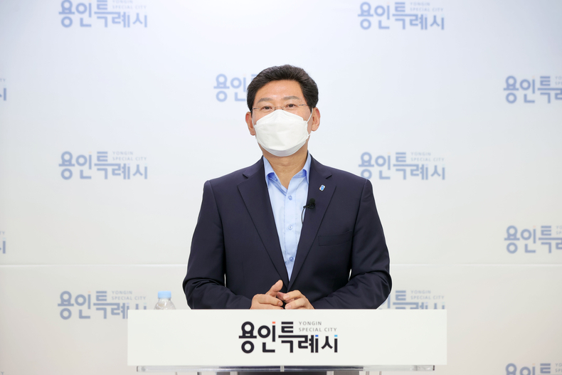 이상일 용인특례시장이 18일 취임 50일을 맞아 언론브리핑을 열고 반도체 산업 육성 전략을 설명하고 있다.