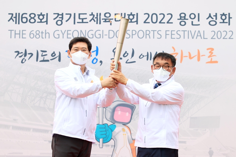 제68회 경기도체육대회 성화채화식에서 이상일 용인특례시장이 윤원균 용인시의회의장에게 성화를 전달받고 있다.