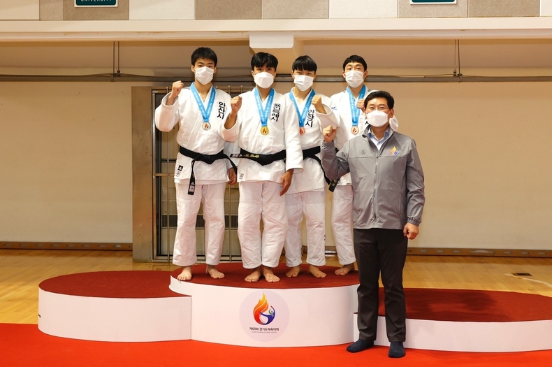 이상일 용인특례시장이 금메달을 획득한 유도팀을 격려하고 있다