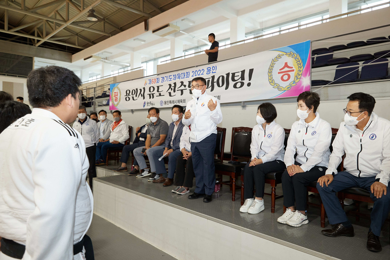 윤원균 의장이 용인시 유도 선수들을 격려하고 있다.