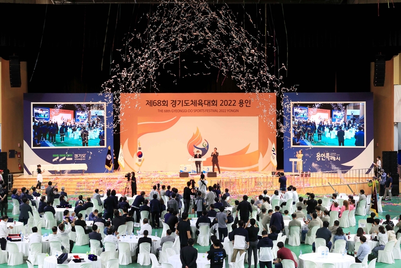 조효상 용인시체육회장이 27일 제68회 경기도체육대회 2022 용인 폐회식에서 폐회 선언을 하고 있다.