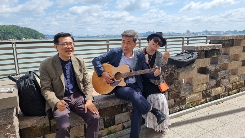  22년 9월6일 인천 영종도 구읍뱃터에서 시사미래신문 논설위원들이 우크라이나 난민돕기 버스킹 공연을 하고 있다. 