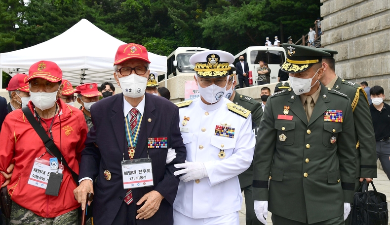 9월 19일 오전 인천상륙작전기념관에서 전승기념식이 열렸다. 이날 회고사를 한 이봉식 옹(해병 1기, 사진 왼쪽에서 두번째)이 이종호 해군참모총장(사진 왼쪽에서 세번째), 김태성 해병대사령관(사진 왼쪽에서 네번째)과 행사장에 동반입장하고 있다. 