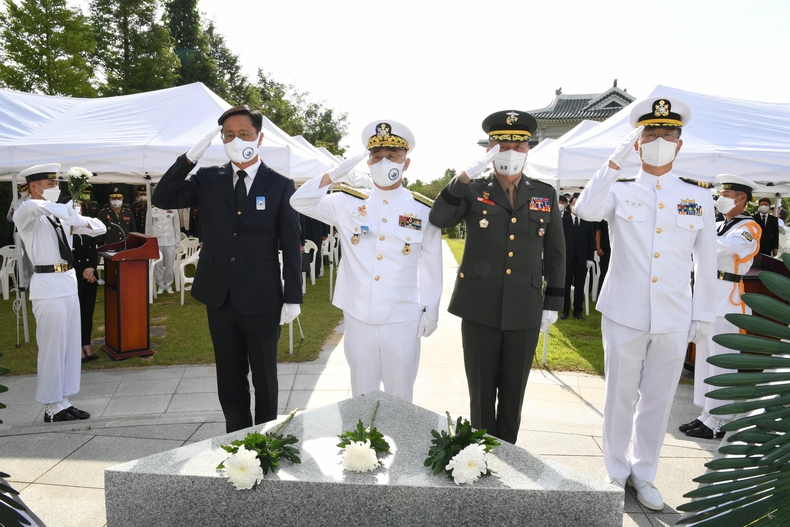 해군 첩보부대 충혼탑 참배에 참석한 이종호 해군참모총장(사진 왼쪽에서 두번째), 김태성 해병대사령관(사진 왼쪽에서 세번째)이 헌화 후 경례를 하고 있다.