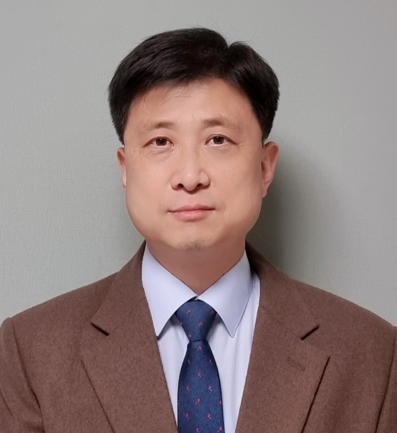 ▲ 주요 경력<br>
- (사)해군OCS장교중앙회 사무총장 / 예비역 해군대령(사후 86기)<br>
- 한국해양전략연구소 객원연구위원<br>
- (사)이어도연구회 연구위원<br>
- (사)한국민방위안전협회 한국재난안전연구소 부소장<br>
- 한국군사문제연구원 예비역 연구위원<br>
- (사)독도사랑운동본부 자문위원<br>
- 한국동북아학회 이사<br>
- 시사미래신문 논설위원<br>
- 아주경제, 중도일보 칼럼니스트