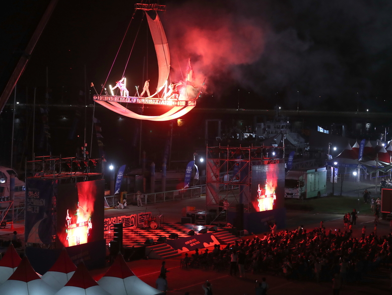 16일 밤 2022 화성 뱃놀이 축제가 펼쳐진 전곡항의 밤하늘을 거대한 배 오브제가 날고 있다. 축제는 오는 18일까지 서신면 전곡항에서 열리며 프로그램 및 공연과 관련한 자세한 사항은 ‘화성 뱃놀이 축제’홈페이지(www.화성뱃놀이축제.com)에서 확인할 수 있다.