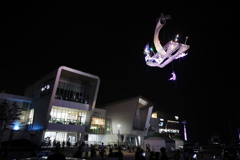 16일 밤 2022 화성 뱃놀이 축제가 펼쳐진 전곡항의 밤하늘 위로 공중곡예가 펼쳐지고 있다. 축제는 오는 18일까지 서신면 전곡항에서 열리며 프로그램 및 공연과 관련한 자세한 사항은 ‘화성 뱃놀이 축제’홈페이지(www.화성뱃놀이축제.com)에서 확인할 수 있다.