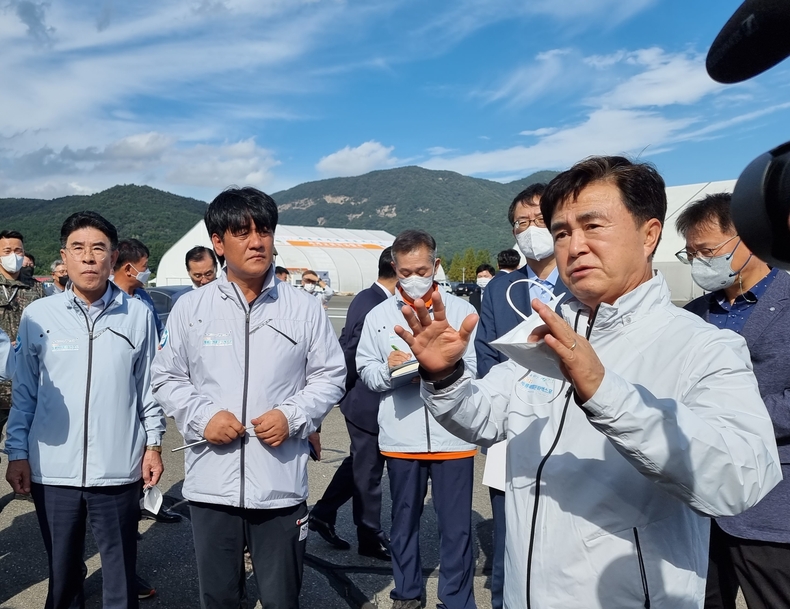 김태흠 충남도지사와 이응우 계룡시장이 군문화엑스포 현장을 점검하고 있다. 