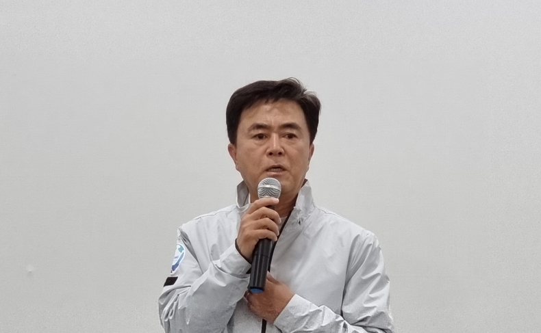 김태흠 충남도지사가 언론 브리핑에서 인사말을 하고있다.