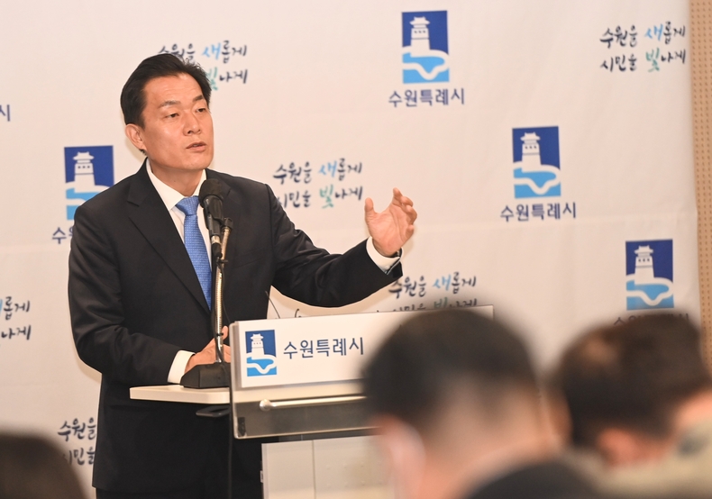 이재준 수원특례시장이 ‘자원회수시설 미래 비전과 민선8기 갈등관리 방안’을 발표하고 있다.