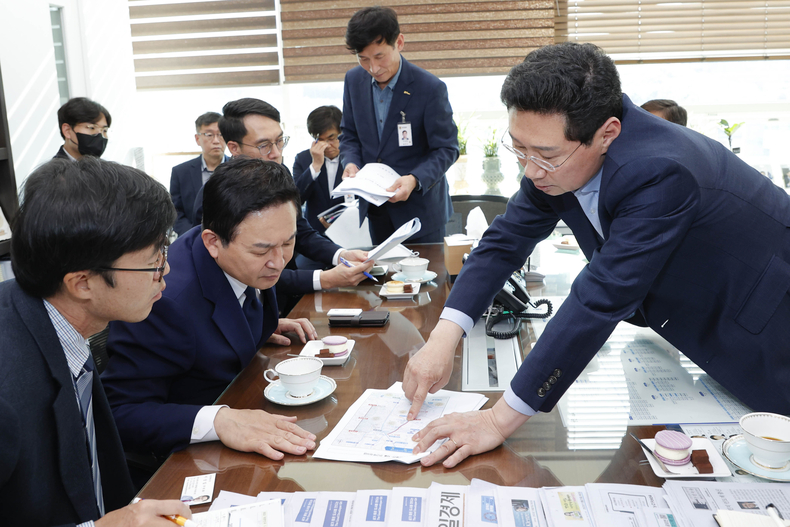 이상일 용인특례시장이 원희룡 국토교통부장관에게 용인특례시의 현안을 설명하고 있다