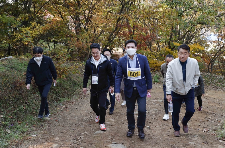1-4. 이상일 용인특례시장이 29일 양지면 은이성지 일대서 열린 청년 김대건 길 걷기 대회 에 참석했다.