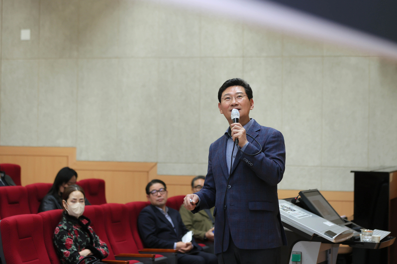 이상일 용인특례시장이 5일 SMU 새마을대학 최고 경영자 과정에 강사로 참여해 ‘스토리가 있는 그림의 세계’를 주제로 특강을 진행했다.