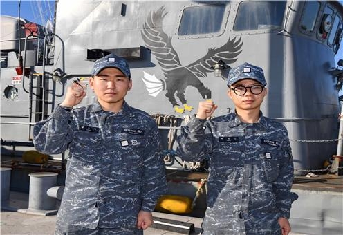 서해 수호 임무 완수를 위해 휴가를 자진 반납한 참수리 323호정 수병들이<br>
서해 수호의 각오를 다지고 있다. (왼쪽부터 양동현 병장, 최병민 병장)