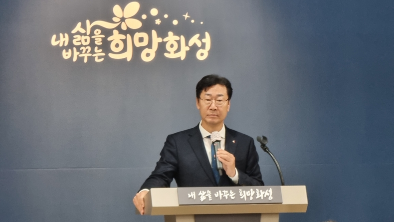화성시 11월 시정브리핑에서 정명근 시장이 박병화 퇴거 추진에 대한 설명을 하고 있다.