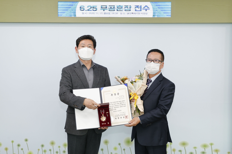 이상일 용인특례시장은 18일 고(故) 김원환 병장의 조카 김주창씨에게 대신 화랑무공훈장을 전수했다.