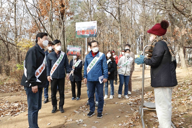 이상일 용인특례시장이 19일 산불예방 캠페인 중 시민과 대화를 나누고 있다.