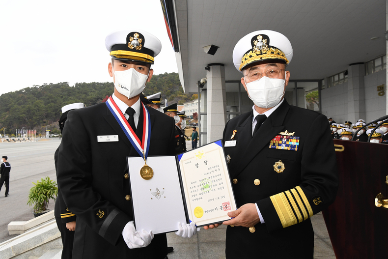 11월 28일 오후 해군사관학교 연병장에서 열린 제133기 해군ㆍ해병대 사관후보생 수료 및 임관식에서 국방부장관상을 수상한 이지수 해군 소위가 이종호 해군참모총장과 기념촬영을 하고 있다. <br>
