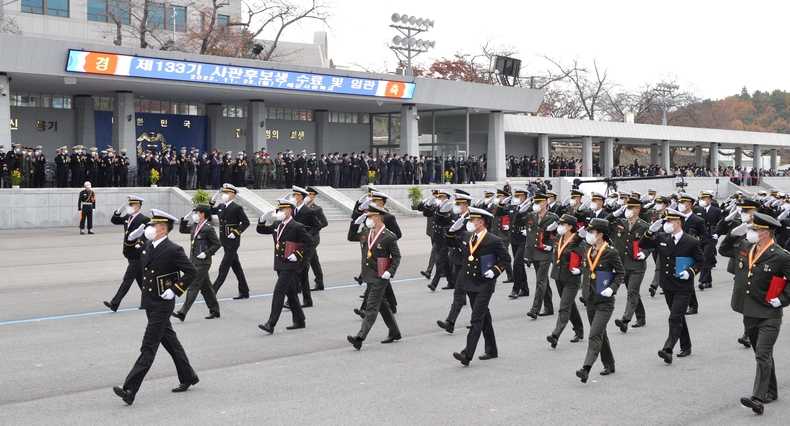 11월 28일 오후 해군사관학교 연병장에서 제133기 해군·해병대 사관후보생 임관식이 개최됐다.100명의 신임 해군·해병대 장교들이 분열을 하고 있다.