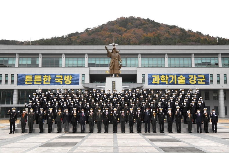 11월 28일 해군사관학교 연병장에서 열린 제133기 해군ㆍ해병대 사관후보생 수료 및 임관식에서 신임장교들이 기념촬영을 하고 있다. <br>
