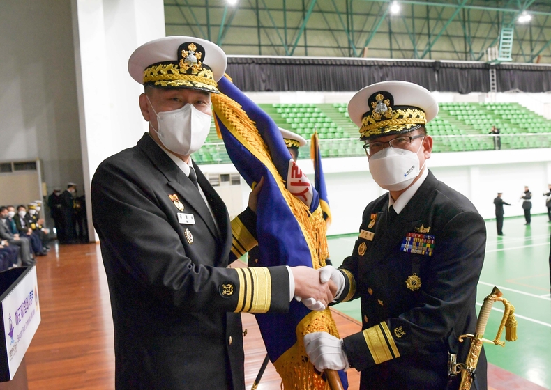 12월 8일 해군 2함대사령관으로 취임한 안상민 소장이 김명수 해군 작전사령관으로부터 부대기를 이양 받고 있다.