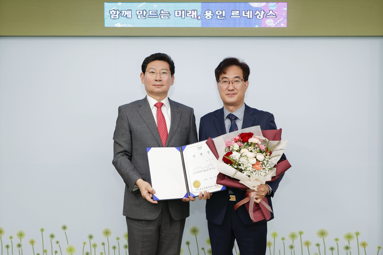 임용식(좌 이상일 용인특례시장, 우 김혁수 대표이사)