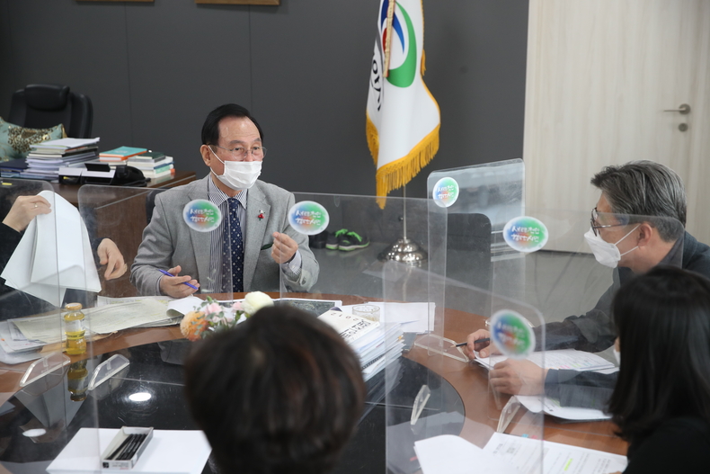 박상돈 천안시장이 열린시장실을 운영하는 모습.