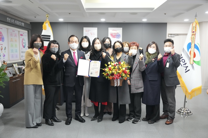 천안시장과 아동보육과 직원들이 보육유공 대통령상 표창을 들고 기념사진을 촬영하고 있다.