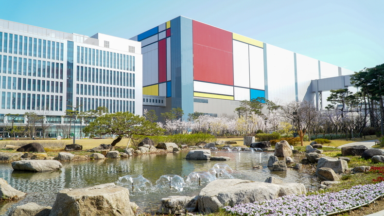 삼성전자가 '국제수자원관리동맹(AWS, Alliance for Water Stewardship)'으로부터 최고 등급인 '플래티넘' 인증을 획득했다. 사진=삼성전자 평택사업장 내부에 조성된 연못 모습