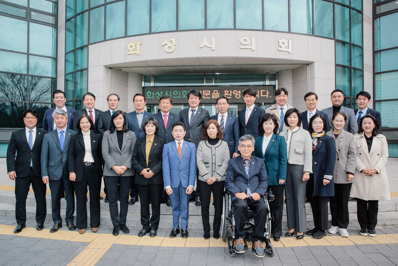 왼쪽부터 김영수, 장철규, 배현경, 공영애, 위영란, 김종복, 김경희, 이용운, 차순임, 명미정, 조오순, 김미영, 이은진 의원<br>
뒷줄 오른쪽부터 배정수, 김상균, 이해남, 전성균, 송선영, 정흠범, 유재호, 오문섭, 박진섭, 김상수, 임채덕, 이계철 의원