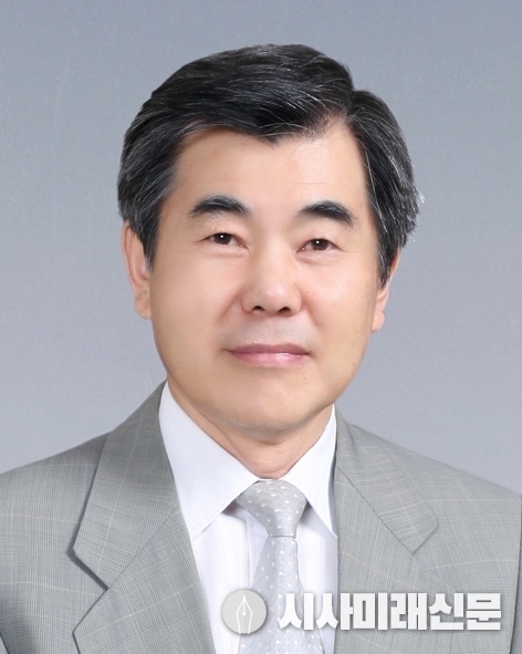 계명문화대학교 조규택 교수/ 문학박사<br>
- 해군발전자문위원(인사분과)<br>
- 계명문화대학교 한국어문화과 교수<br>
- 한국대학신문(조규택의 역사 산책 집필 중)<br>
- 조선일보, 동아일보, 국방일보, 매일신문 등 칼럼니스트<br>
- 해군 예비역 장교(OCS 79기)