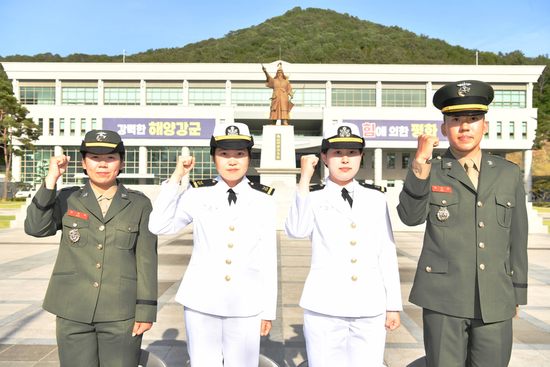 3대가 해군해병대 가족인 김세연 해병소위, 허정현 해군소위, 김지윤 해군소위, 김선호 해병소위가 화이팅을 외치고 있다