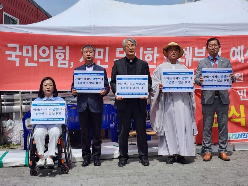 안성시의회 민주당 의원들이 단식농성 13일째에 접어들자 종교계가 성명서를 발표하고 나섰다. 