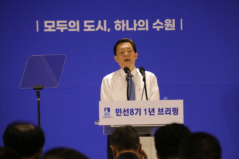 이재준 수원특례시장이 6월1일 수원컨벤션센터에서 민선8기 1년 기자브리핑을 하고 있다.(사진=김은숙 기자)