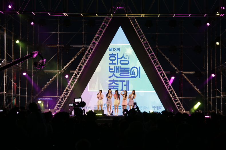 개막식 후 축하공연을 하고 있는 '우아' (사진=김은숙 기자)