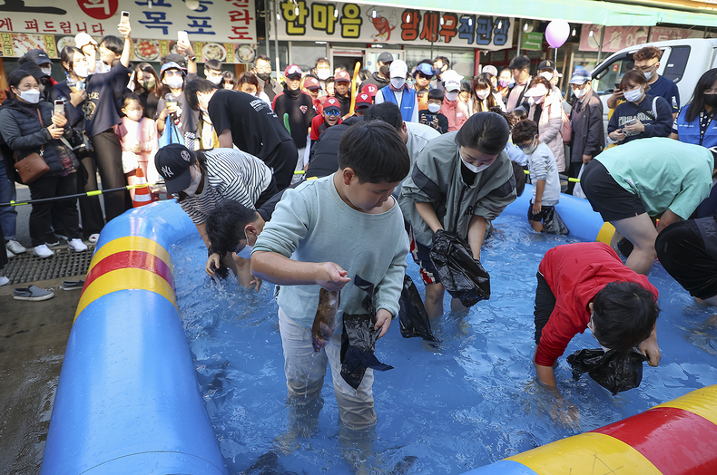 지난해 열린 제10회 월곶포구축제 맨손 활어잡이