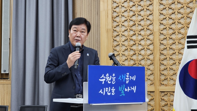 이상수 수원시 문화청년체육국장이 브리핑을 하고 있다.