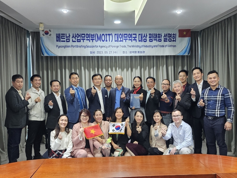 평택항 홍보관에서‘베트남 산업무역부(MOIT) 대외무역국 대상 평택항 설명회’를 진행후 기념촬영을 하고 있다.