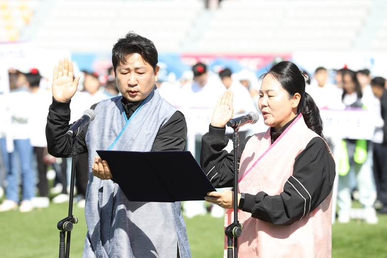 선수대표 선서(수원특례시의회 현경환, 국미순 의원)