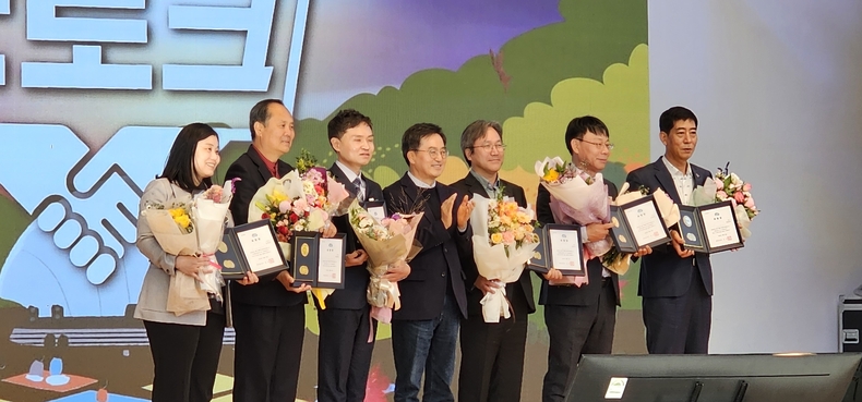김동연 지사가 '경기도민 표장' 수상자들과 기념촬영을 하고 있다.(사진=김은숙 기자)