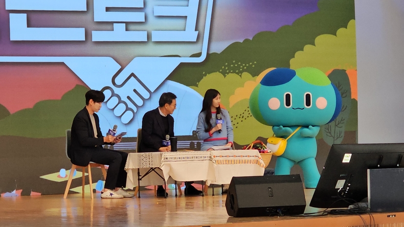 김동연 도지사가 맞손토크 경기도청 캐릭터 '봉공이'와 대화하고 있다.(사진=김은숙 기자)