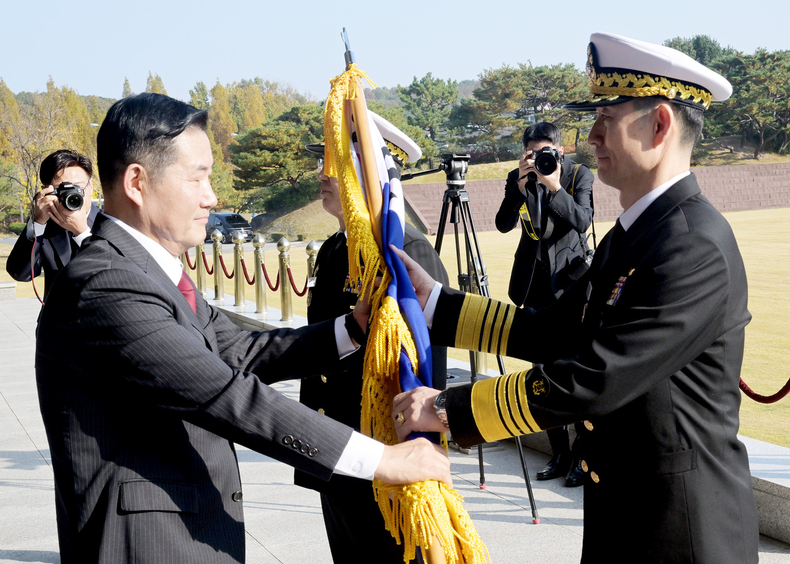 10월 31일, 충남 계룡대 대연병장에서 실시한 제36·37대 해군참모총장 이·취임식에서 신원식 국방부 장관이 양용모(오른쪽) 신임 해군참모총장에게 해군기를 이양하고 있다.<br>
