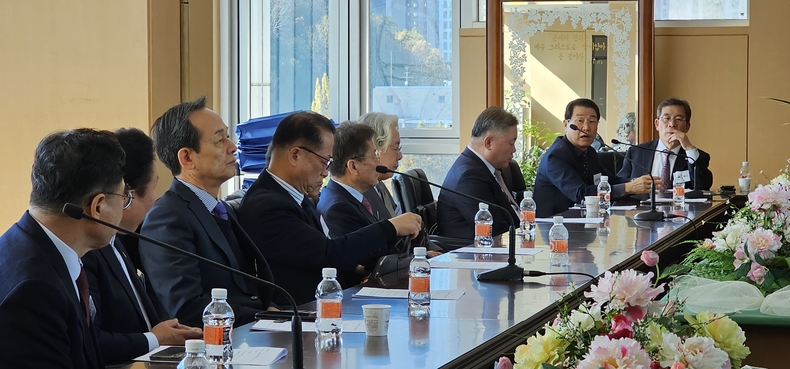 13일 예장 합동측 ,예장합신, 예장백석대신, 예장대신, 기하성순복음교단 등 총회장 및 관계자 임원들이 의견을 교환하고 있다.