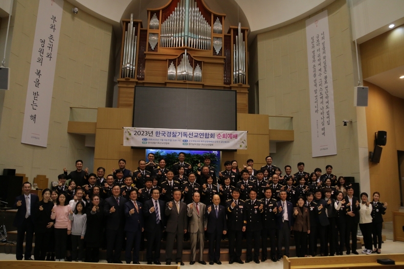 11월5일 첫 순회 예배 후 관계자들과 기념촬영을 하고 있다.
