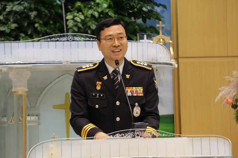 경기남부회장 이영필 경정이 사회를 보고 있다.