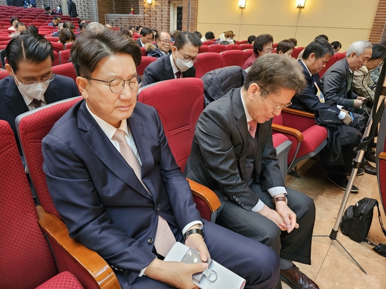 상임고문인 국민의 힘 권성동 의원이 격려사를 마친후 기도하고 있다.